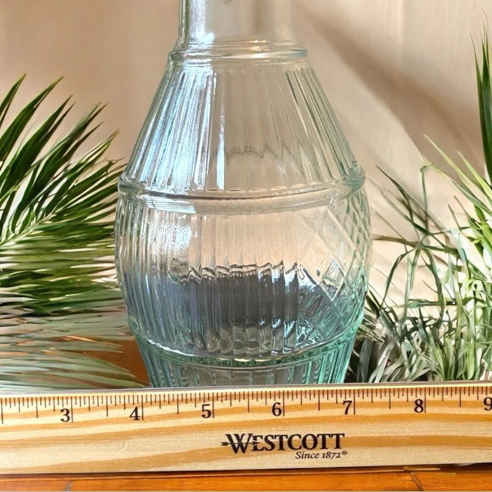 VINTAGE Glass Wine/Liquor Decanter with Stopper - Round Base